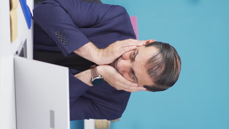 Vertical-video-of-Frustrated-businessman-on-laptop.